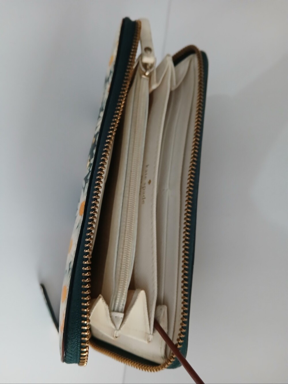 Kate Spade N.Y & Cedar Street Daisy Zip-around Wallet - Picture 7 of 7